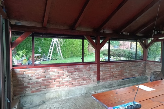 Posuvné bezrámové zasklení MOBYLINIE doplněné o fixní prvky