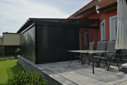 Hliníková pergola se zastřešením a zasklením vč. zastínění venkovní žaluzií