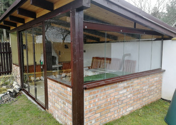 Zasklení zahradního domku posuvným bezrámovým zasklením