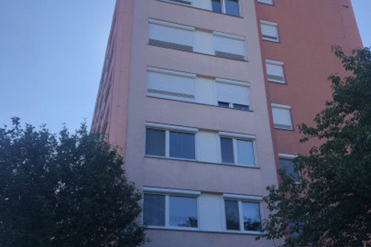 Realizace jednotného systému stínění panelového domu venkovními roletami pro SVJ
