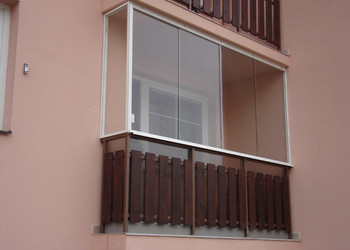Zasklení rohového balkónu v bytovém domě