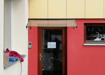 Realizace vchodové stříšky nad vstupem do budovy školy