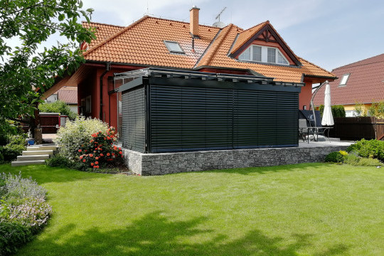 Hliníková pergola se zastřešením a zasklením vč. zastínění venkovní žaluzií