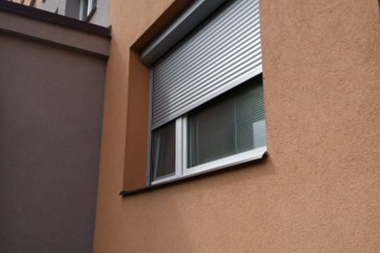 Detail předokenní rolety s horní hliníkovou schránkou