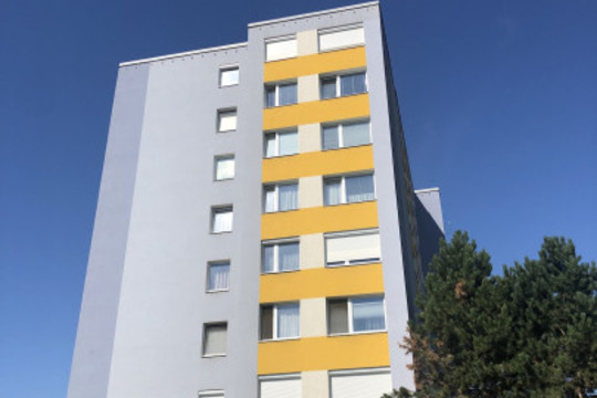 Kompletní zastínění panelového domu venkovními roletami