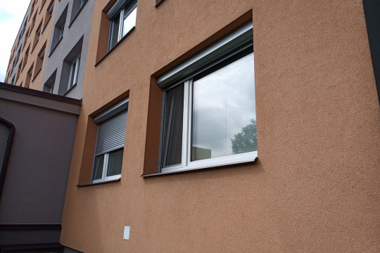 Detail předokenní rolety s horní hliníkovou schránkou