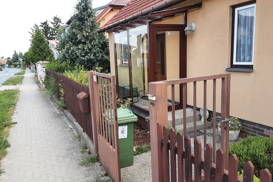 Realizace proskleného a zastřešeného uzavřeného zádveří z hliníkové konstrukce