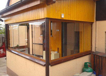 Zasklení dřevěné verandy rekreačního objektu