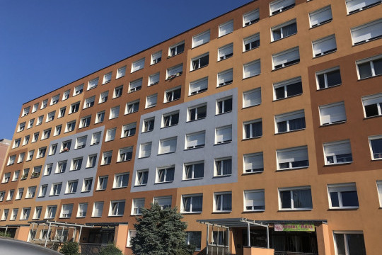 Kompletní zastínění panelového domu venkovními roletami