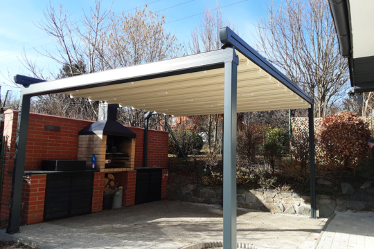 Hliníková pergola s posuvným zastřešením