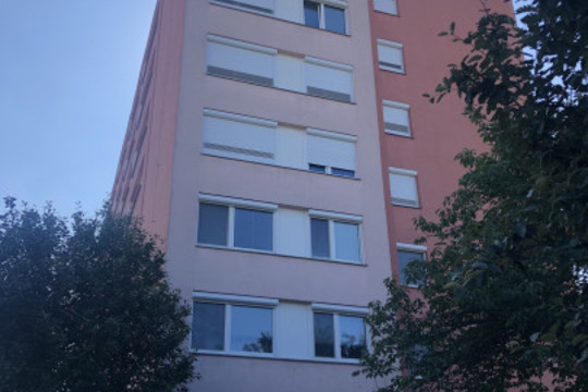 Realizace jednotného systému stínění panelového domu venkovními roletami pro SVJ