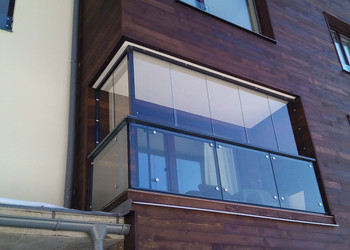 Zasklení rohového balkónu v novostavbě horského apartmánu v bytovém domě