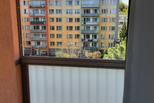Horní bezrámové zasklení lodžie, spodní výplň mléčné sklo