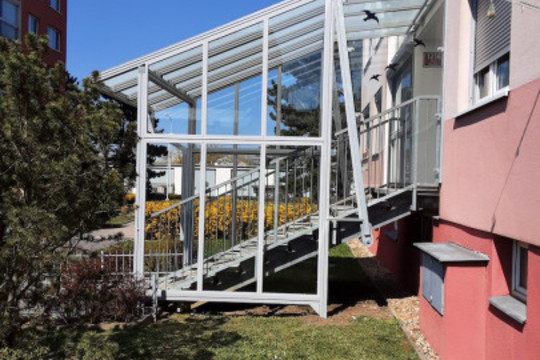 Realizace prodloužení zastřešení schodiště a zasklení jeho bočních částí