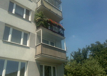 Zasklení balkónu v bytovém domě