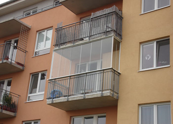 Zasklení rohového balkónu bytového domu