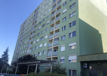 Realizace jednotného venkovního stínění panelového domu