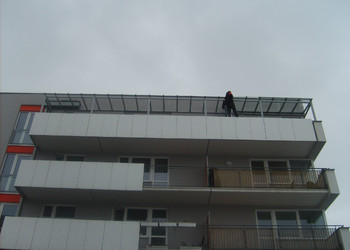 Realizace terasy v posledním patře bytového domu se zastřešením 