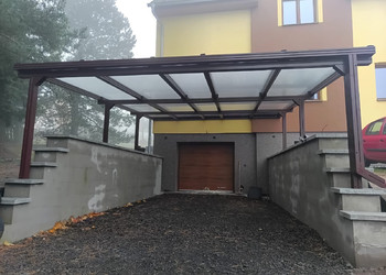 Realizace zastřešené hliníkové konstrukce nad nájezdem do garáže