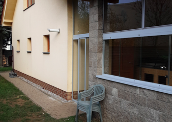 Zasklení zastřešené terasy rodinného domu