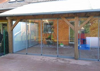 Realizace prosklené stěny na zastřešené terase rodinného domu s dřevěnou konstrukcí
