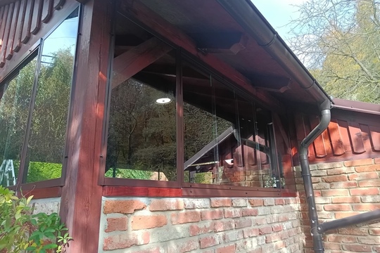 Posuvné bezrámové zasklení MOBYLINIE doplněné o fixní prvky