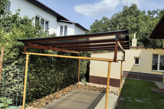 Zastření zahradního přístřešku hliníkovou konstrukcí z 16 mm polykarbonátu