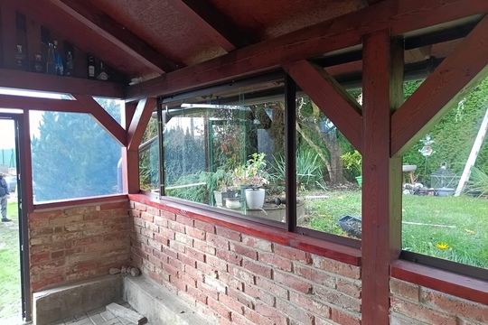 Posuvné bezrámové zasklení MOBYLINIE doplněné o fixní prvky