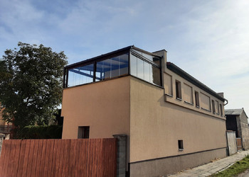 Zastřešení a zasklení terasy s využitím betonové podezdívky
