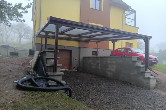 Konstrukce s polykarbonátovou střešní krytinou  a žlabem se svodem