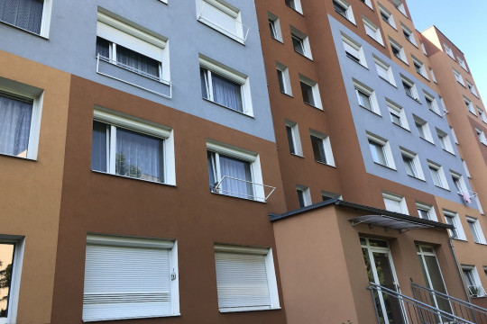 Kompletní zastínění panelového domu venkovními roletami