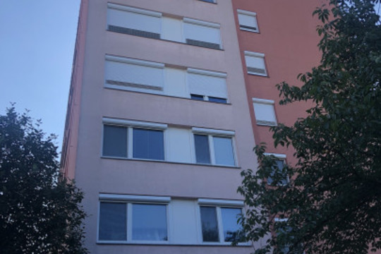Realizace jednotného systému stínění panelového domu venkovními roletami pro SVJ