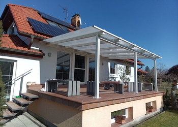 Realizace hliníkové konstrukce se střešní krytinou z polykarbonátu a žlabem se svodem