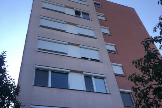 Realizace jednotného systému stínění panelového domu venkovními roletami pro SVJ