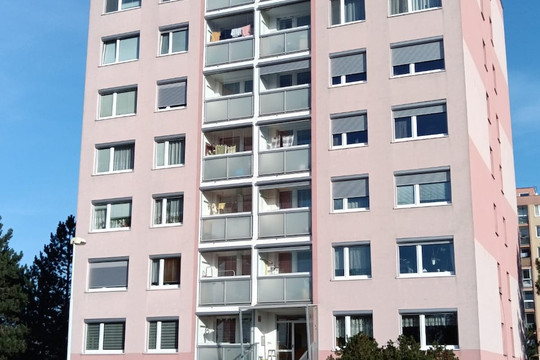 Venkovní rolety instalované na oknech a zasklených lodžiích