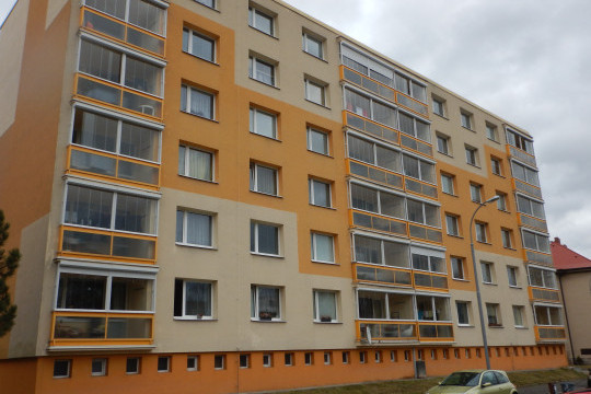 Zasklení balkónů a zastínění venkovními roletami s větracími lamelami v bytovém domě