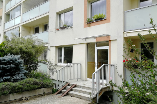 Zastřešení vstupu do panelového domu typizovanou stříškou