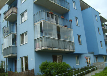 Zasklení rohového balkónu v bytovém domě