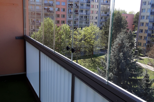 Horní bezrámové zasklení lodžie, spodní výplň mléčné sklo