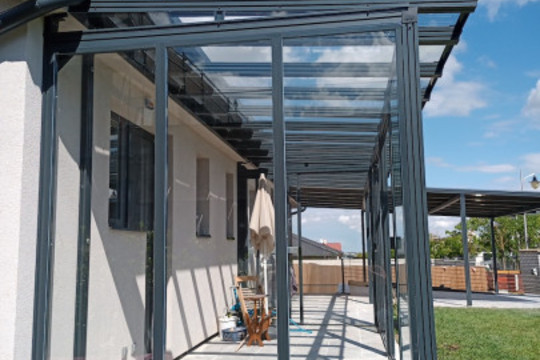 Zastíněná a zastřešená pergola navazující na obytný prostor