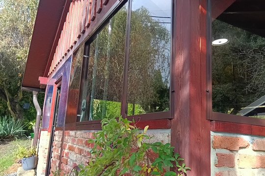 Posuvné bezrámové zasklení MOBYLINIE doplněné o fixní prvky