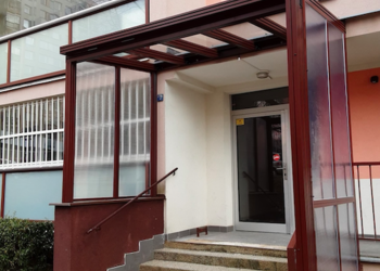 Zastřešení a zasklení zádveří a schodiště panelového domu