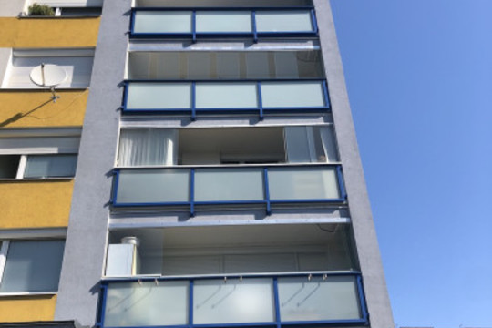 Kompletní zastínění panelového domu venkovními roletami