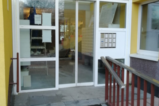 Realizace zasklení az astřešení zádveří s využitím posuvného bezrámového systému pro bezbariérový přístup do domu