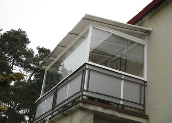 Realizace bezrámového posuvného zasklení MOBYLINIE se zastíněním balkónu v bytovém domě 