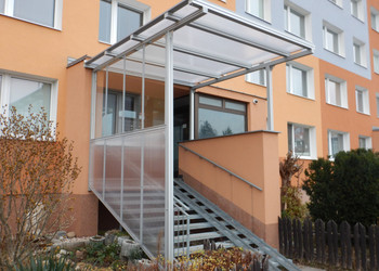 Zasklení a zastřešení venkovního schodiště a zádveří pro bytové družstvo