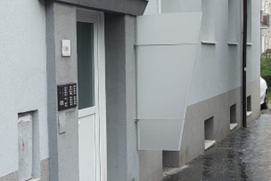 Realizace zastřešení vchodu do bytového domu