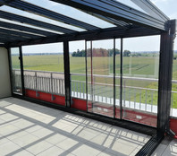 Hliníková pergola se zastřešením a zasklením v patře