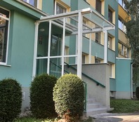 Vchodové stříšky ﻿a zastřešení schodiště pro bytové domy